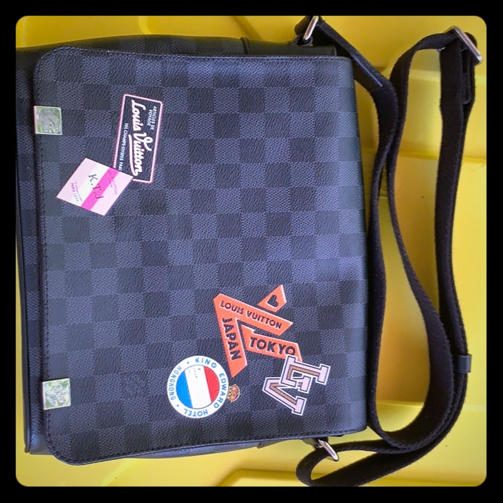 Louis Vuitton Messenger District Damier Graphite